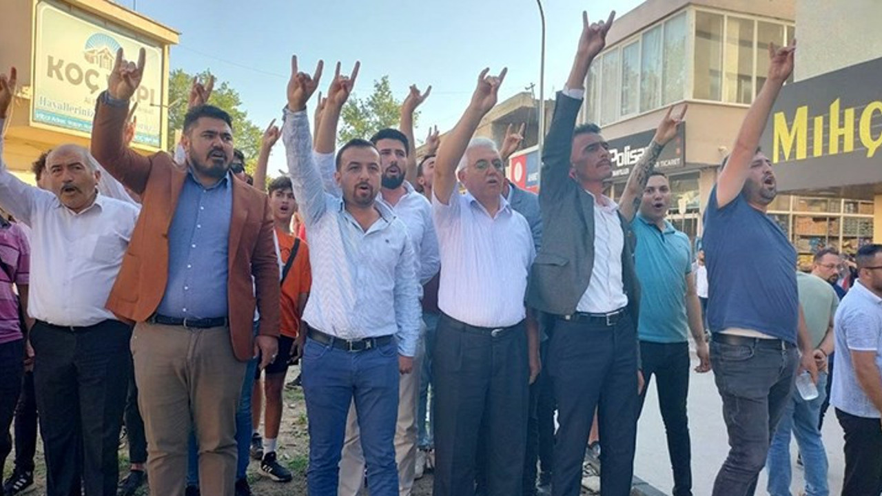MHP'lilerden Davutoğlu'na protesto