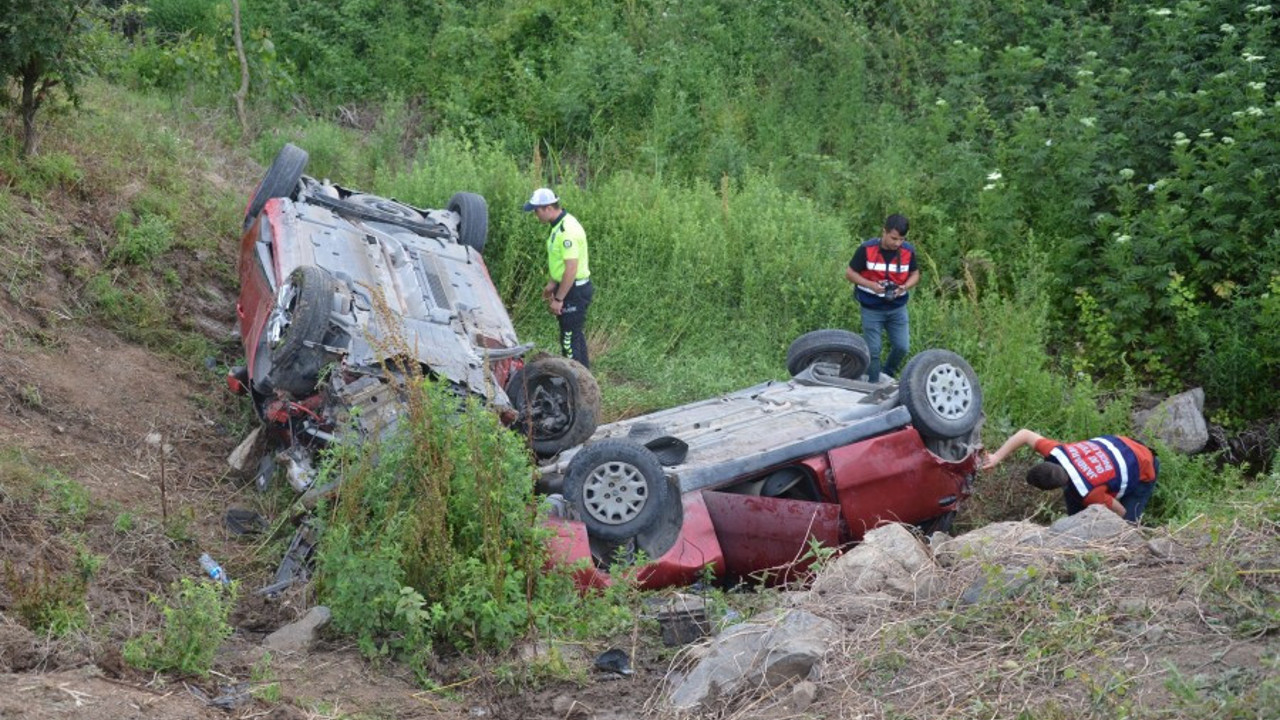 Çarpışan iki otomobil dere yatağına yuvarlandı