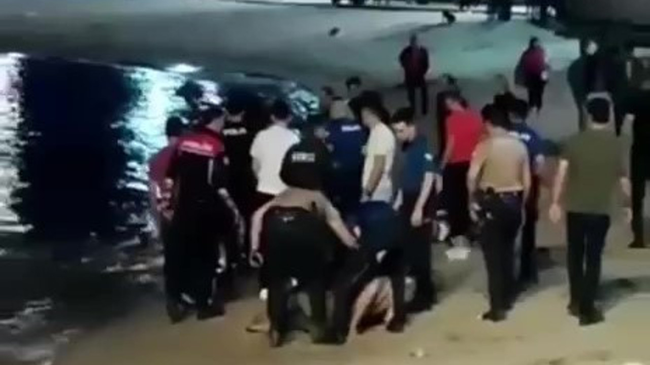 Gece yüzmesinde ölümle pençeleşiyor