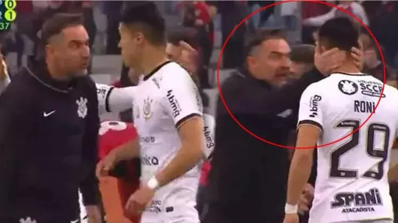 Fenerbahçe'nin eski teknik direktörü saha kenarında küplere bindi