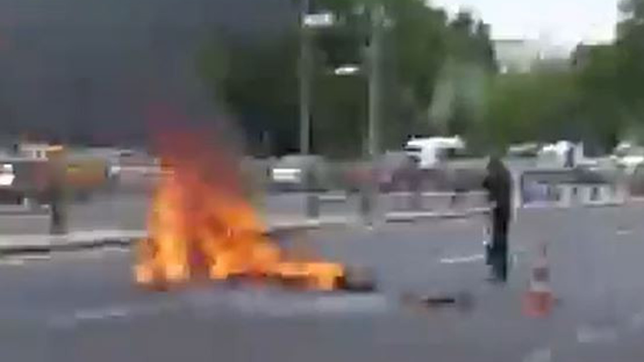 Zamlar çıldırttı Meclis'in önünde topladığı atık kağıtları yüklediği çekçek adlı aracını yaktı