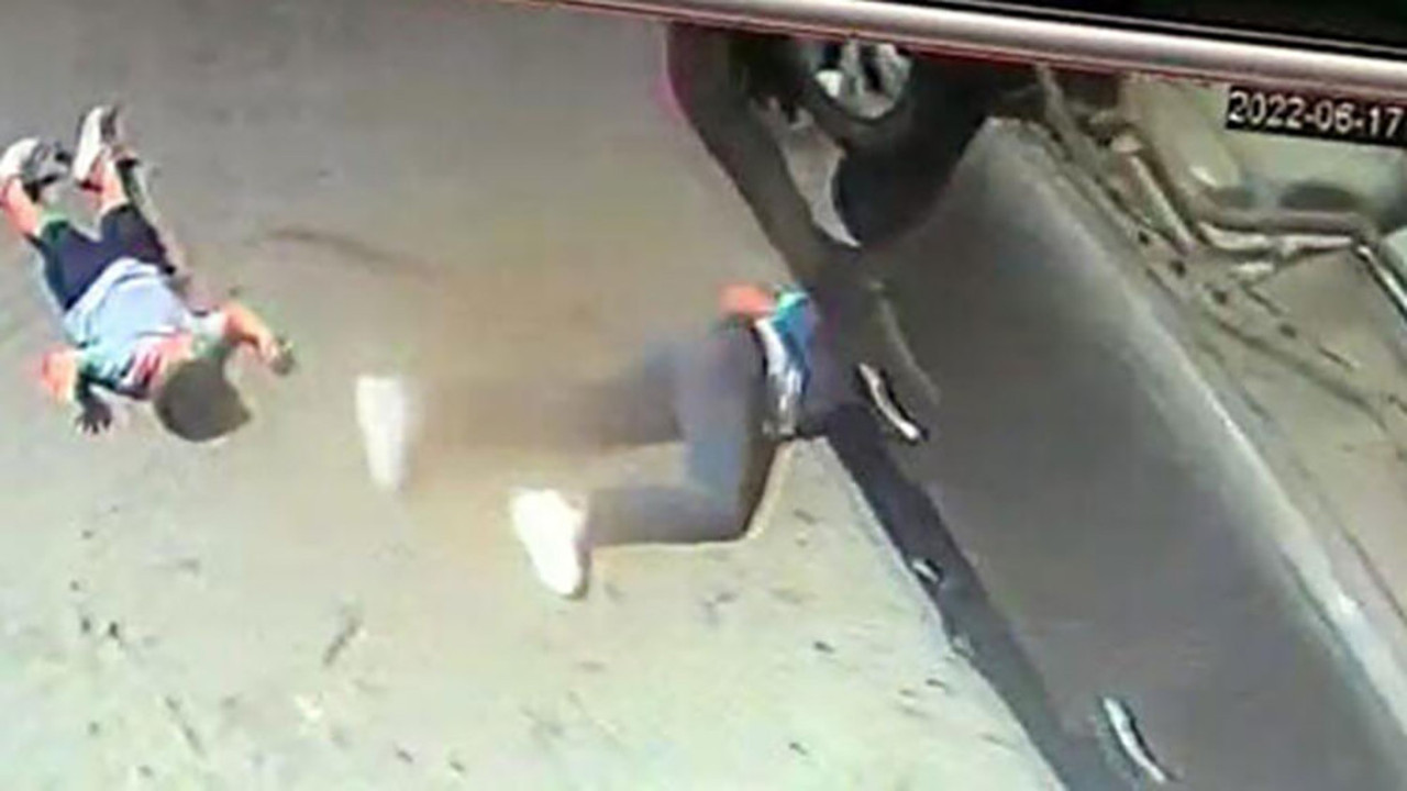 Mucize kurtuluş! Motosikletteki baba-oğul otomobilin altında kalmaktan kıl payı kurtuldu…