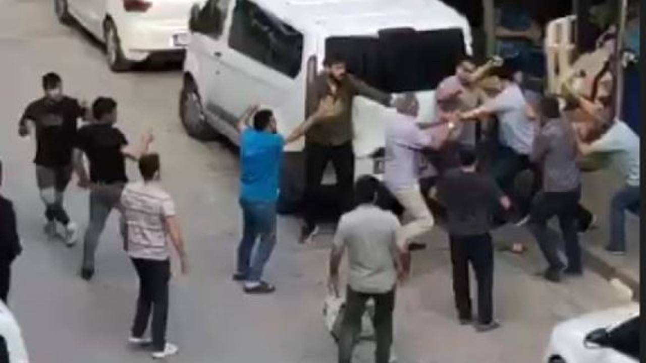 Esnaf park yeri için kavga etti, uçan tekmeler yumruklar konuştu