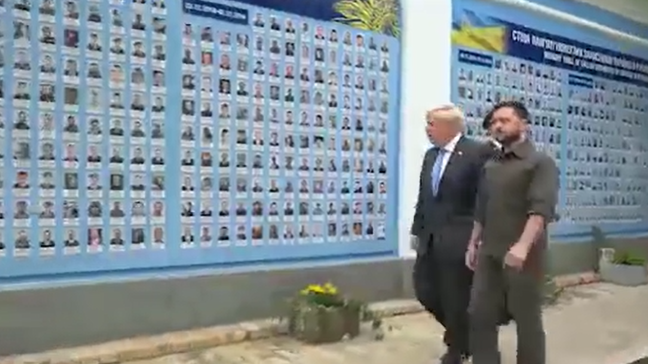 Rusların öldürdüğü her askerin resmi duvara işlenmiş