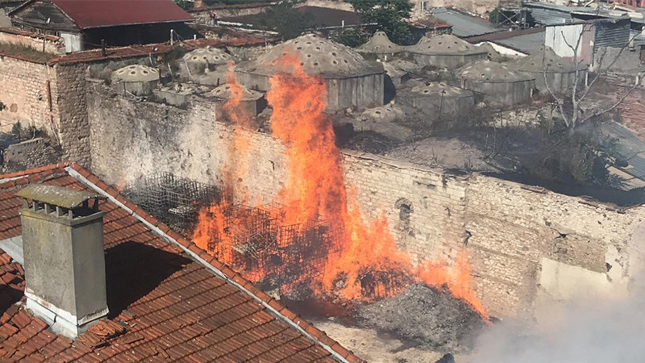 Fatih'te Kaçakçılık Şube Müdürlüğü'ne ait depoda yangın. Kim bilir neler yandı neler.