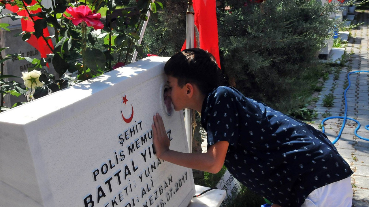 Şehit çocukları kahraman babalarına koştu. Şehitliklerde buruk Babalar Günü