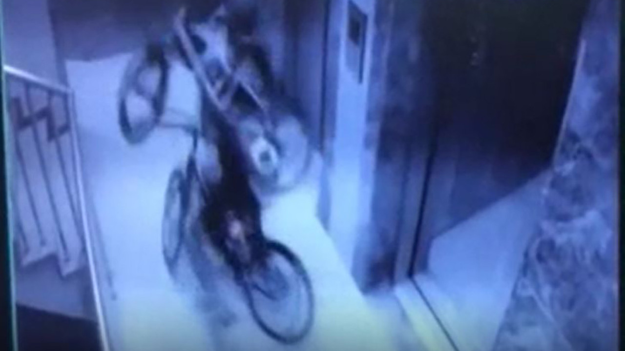 Birini sürdü, diğerini sırtına aldı. Özellikle o katlara kafayı taktı. Bu kadarına da pes dedirten hırsızlık