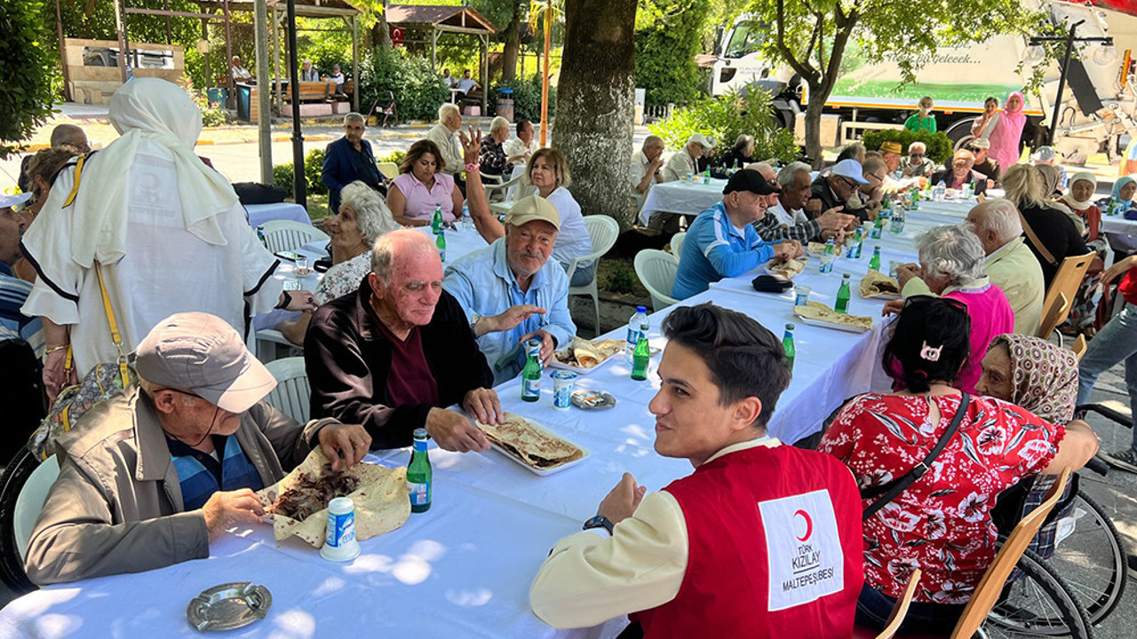 Kızılay'dan huzurevinde babalar günü kutlaması