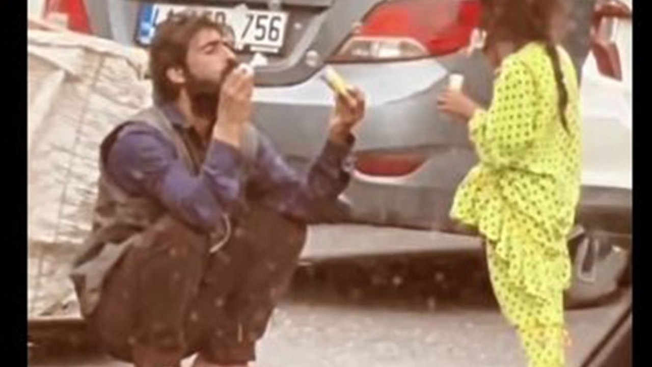 Babalar Günü'nde kağıt toplayıcı baba ve kızının oyunu görenleri duygulandırdı