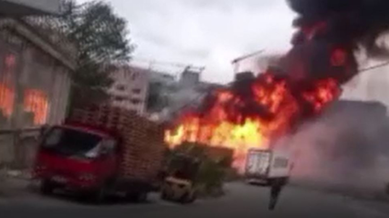 İstanbul Hadımköy'de fabrika yangını. Çok sayıda itfaiye ekibi sevk edildi