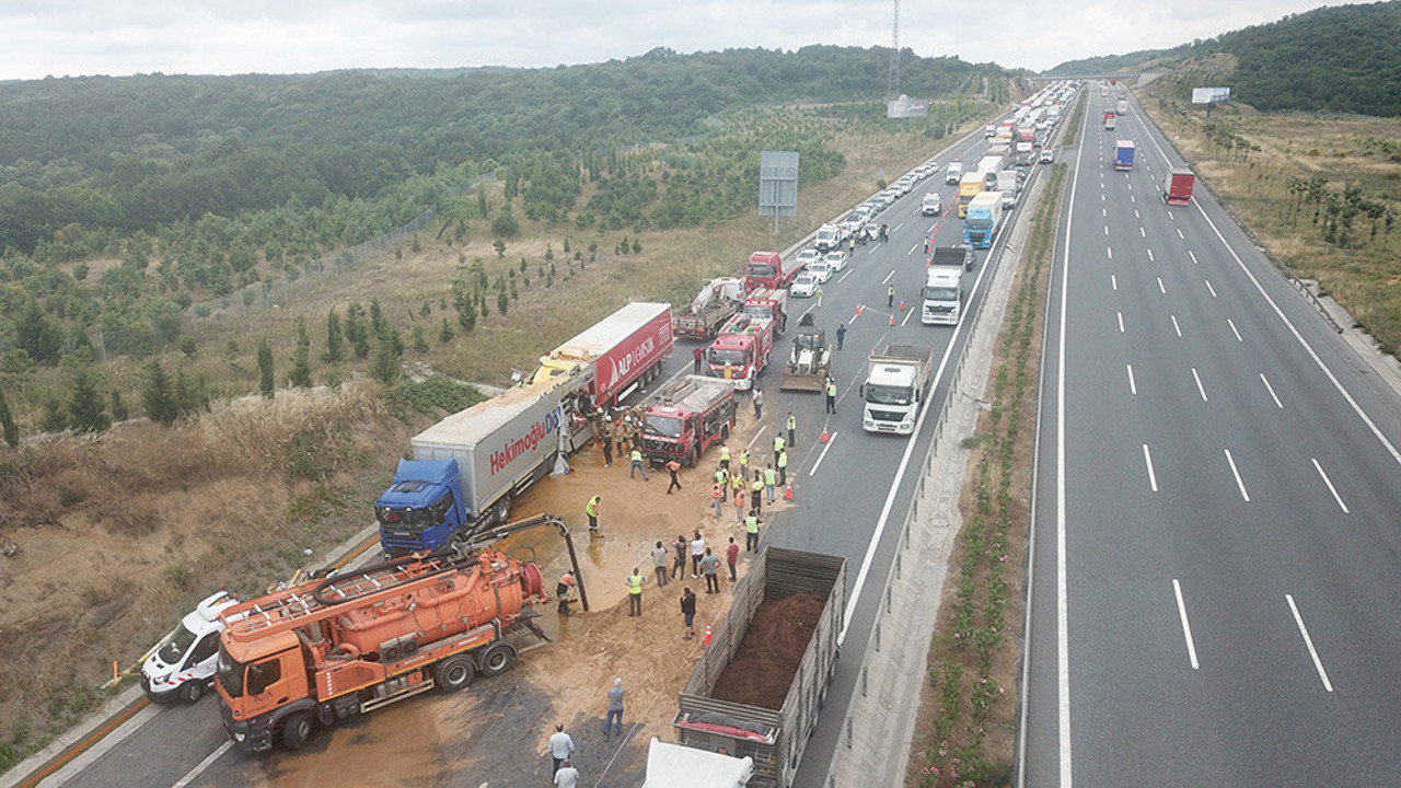 TIR emniyet şeridinde bekleyen TIR'a çarptı: 1 ölü
