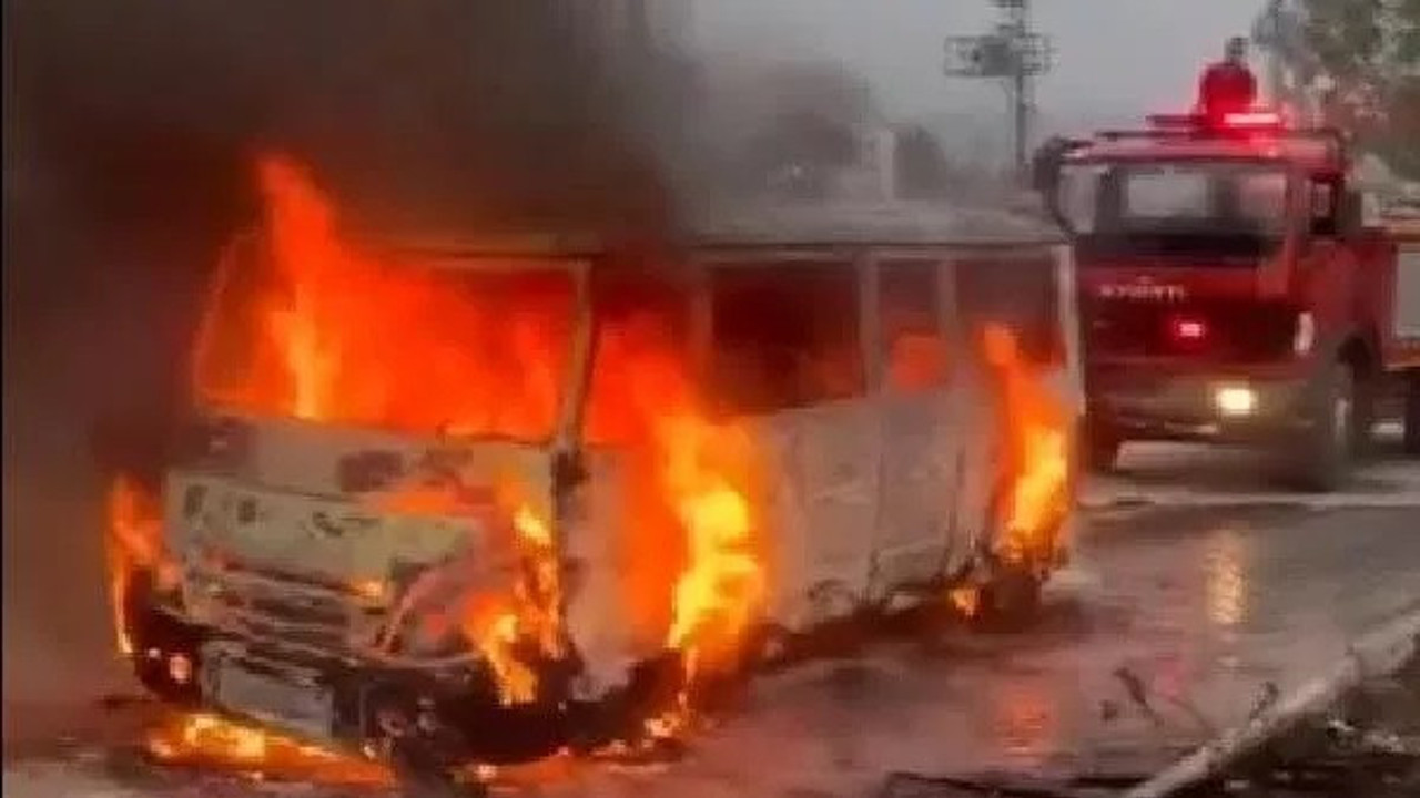 Servis minibüsü alev alev yandı