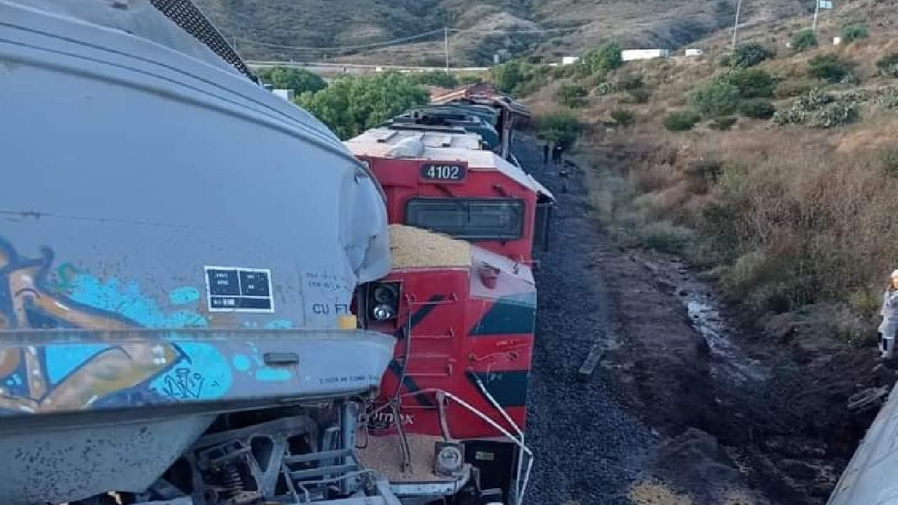 Makinistler arasında iletişim eksikliği olunca iki tren kafa kafaya çarpıştı
