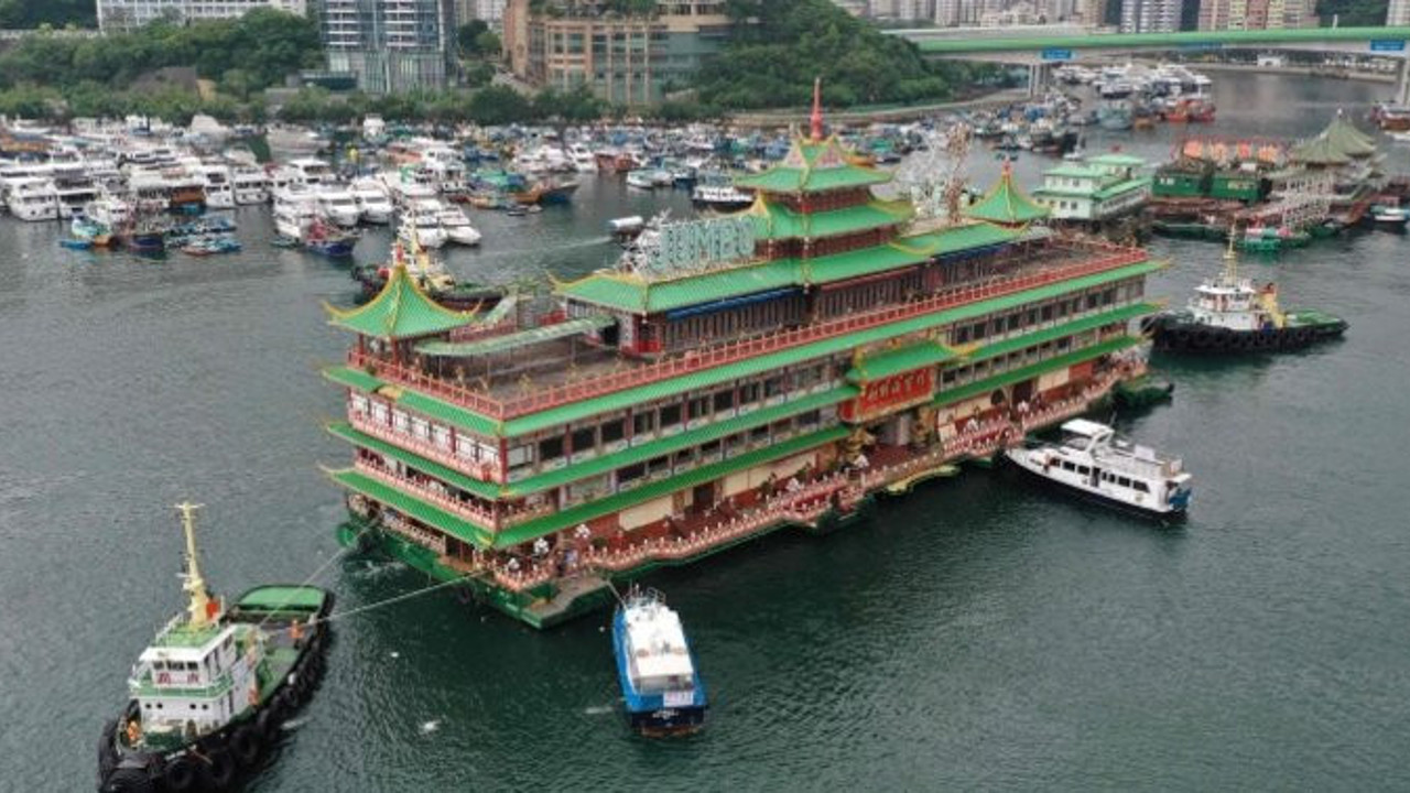 Hong Kong’un simgelerinden yüzen restoran battı
