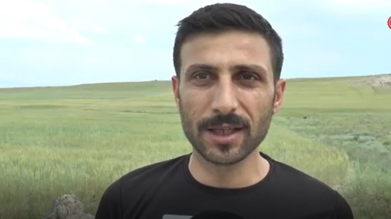 Tarlada yürürken göktaşı buldu sevinçten havalara uçtu. Koşa koşa evine gitti