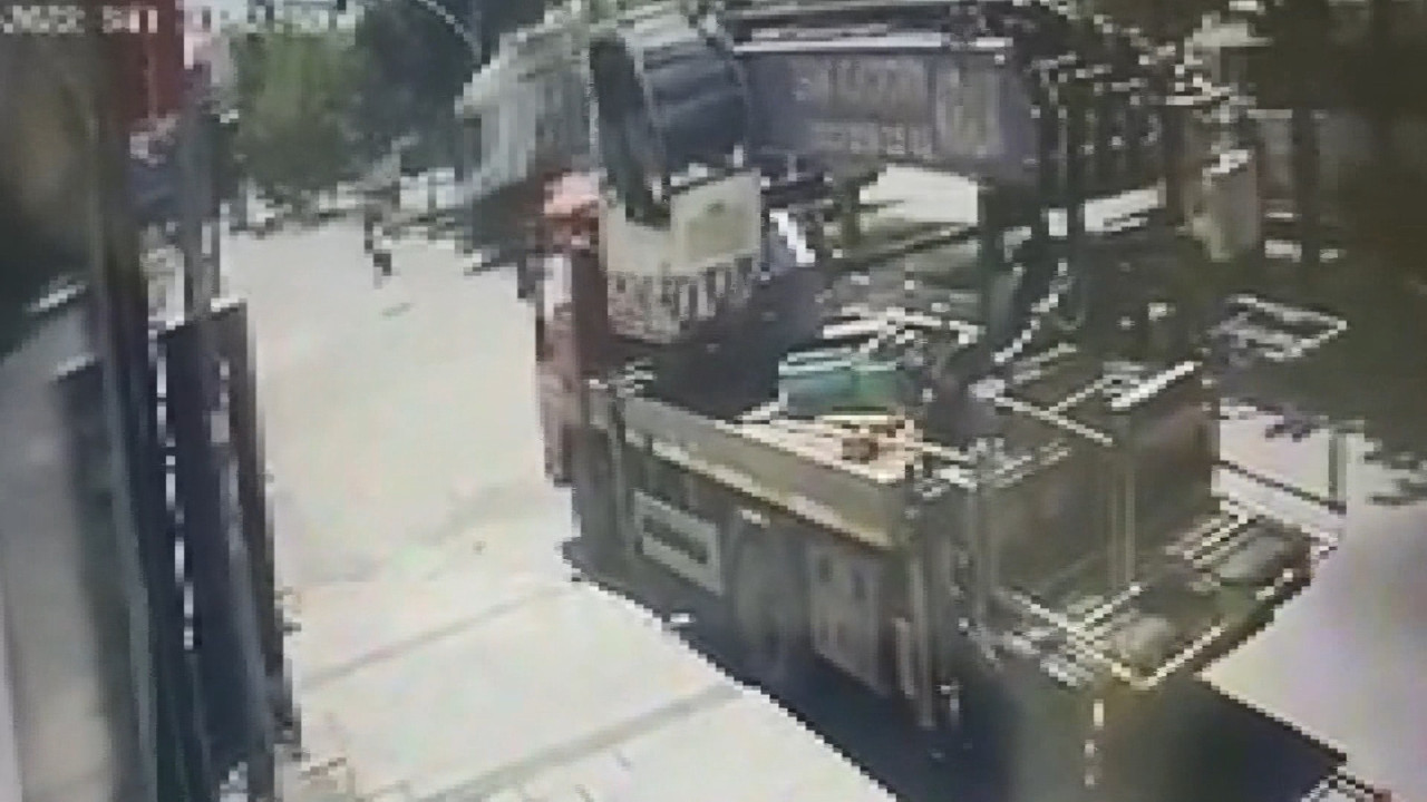 İstanbul'da kamyon terörü! Yasak dönüş yaparken motosiklete çarptı: 1’i ağır 2 yaralı