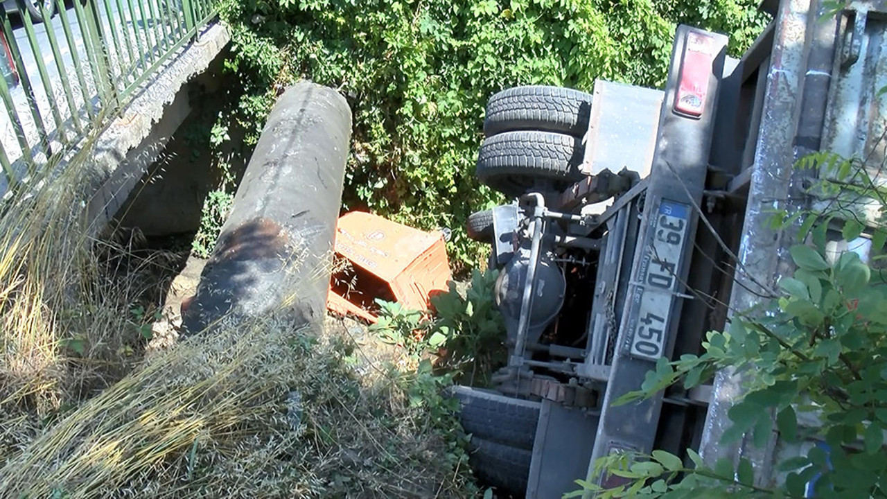 Dereye uçan kamyondan burnu kanamadan çıktı