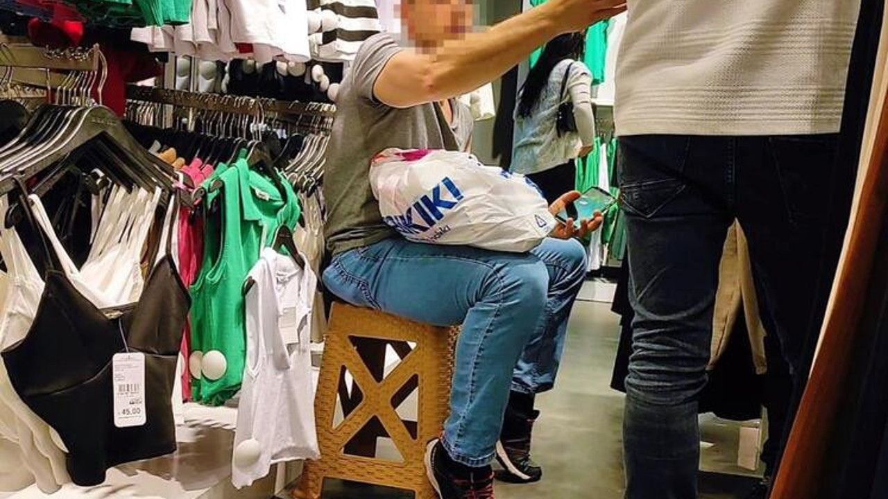 Giyinme kabini önünde eşimi gözetliyor kavgası. Ortalık savaş alanına döndü