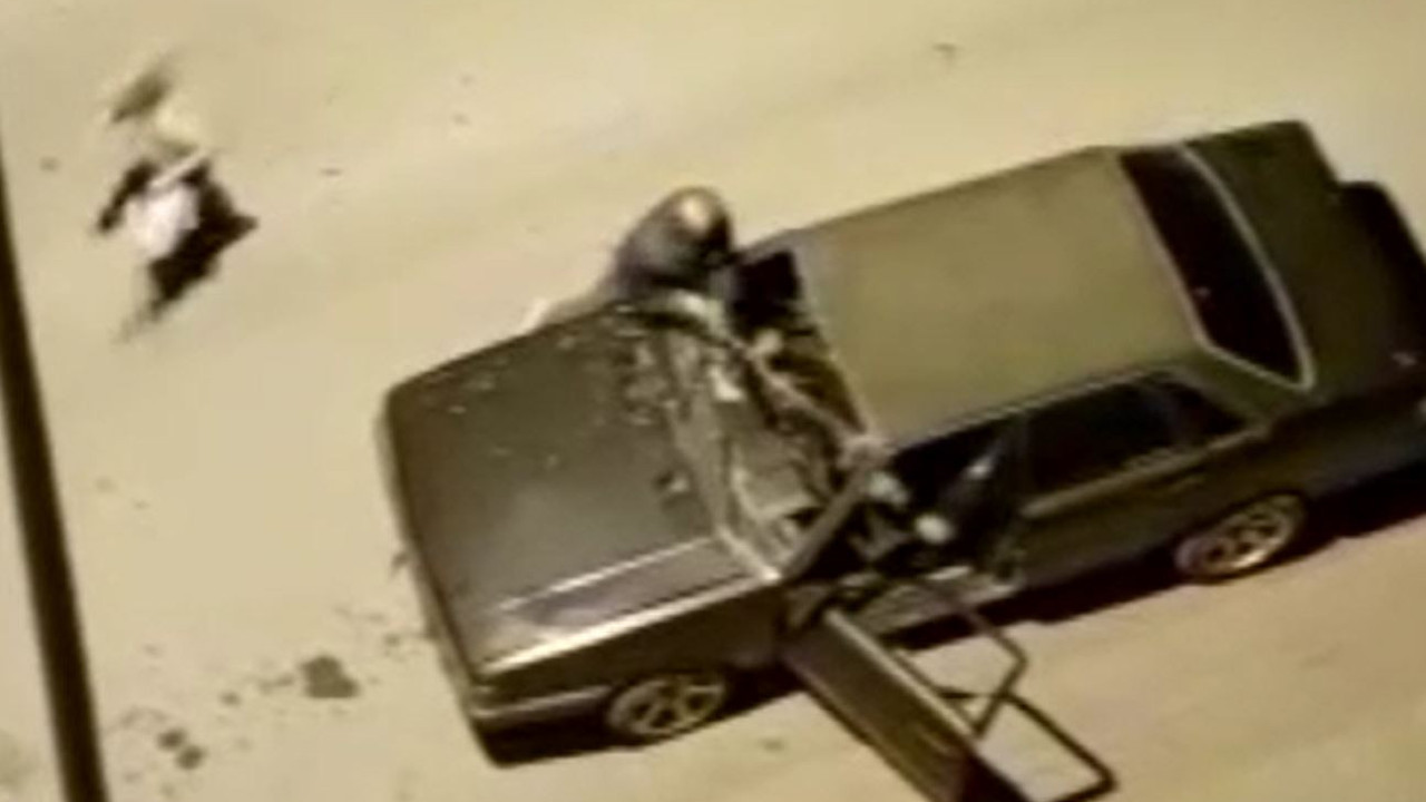 Araç içindeki kişiye sopalı saldırı