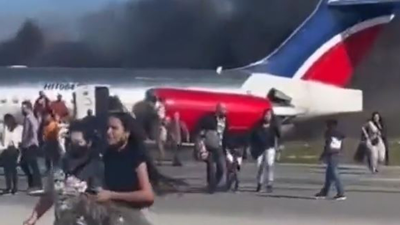 Alev alev yanan uçak Miami'deki Havalimanı'na gövdesinin üzerine indi. Havada facia