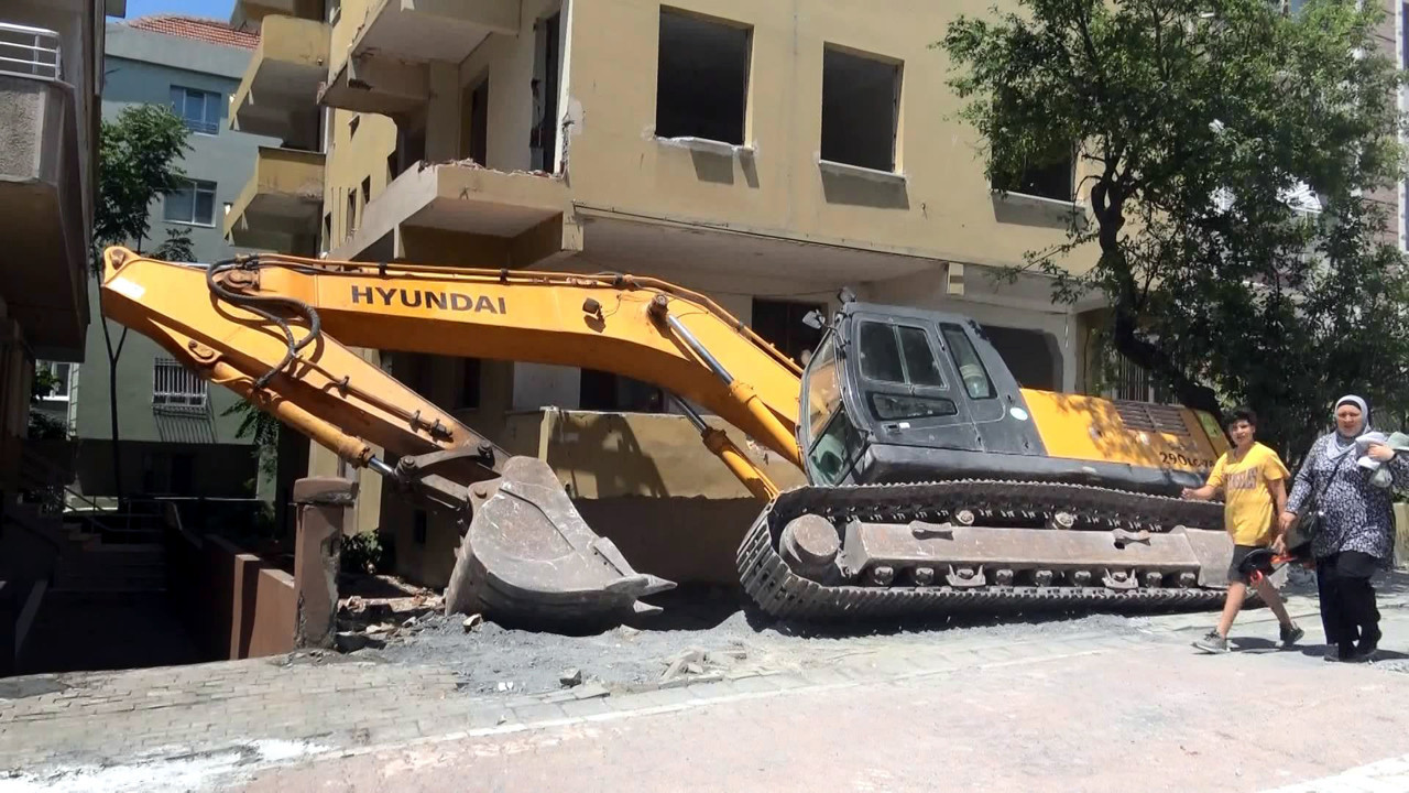 Avcılar'da yıkım için getirilen iş makinesi kanalizasyona düştü