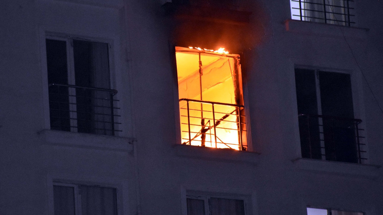 Kırıkkale'de yangın: Pencereden atlayan bir kişi ağır yaralandı