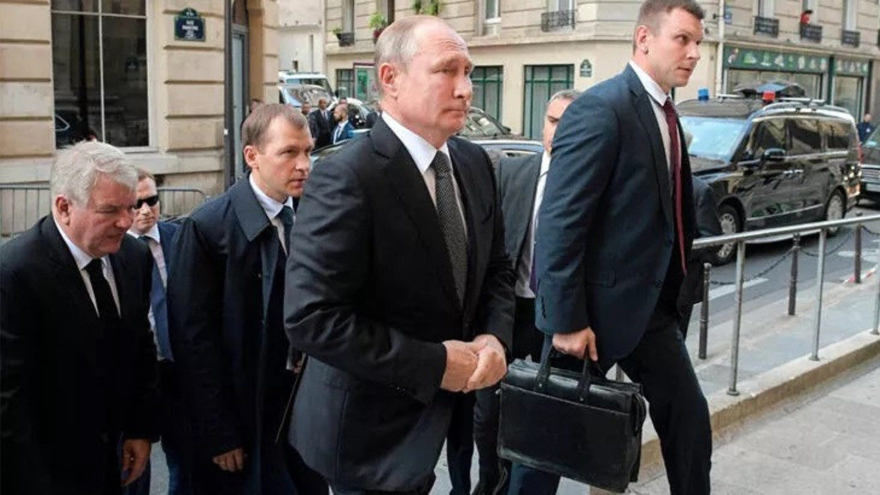Putin’in en yakınındaki isim başından vuruldu. Nükleer kodların olduğu çantayı taşıyordu