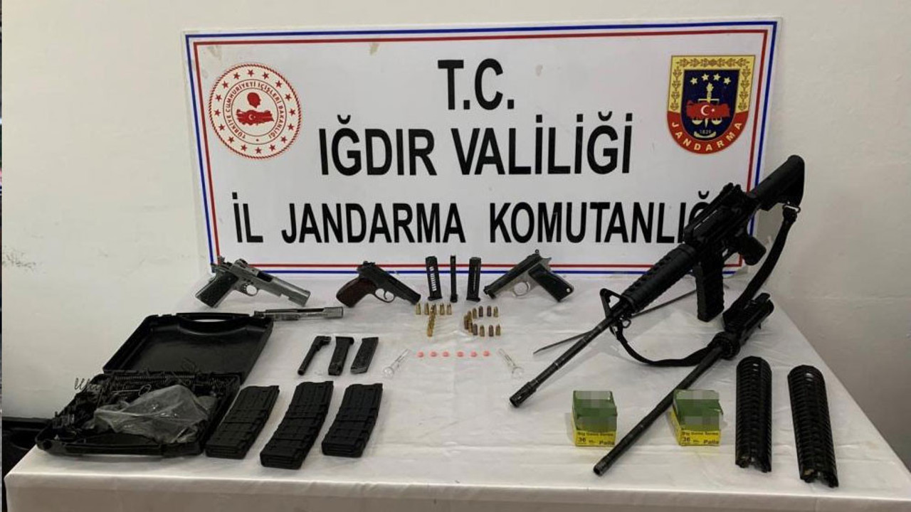 Ruhsatsız silahları restoranda satmaya çalışırken yakalandılar