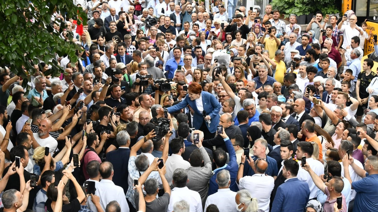 Meral Akşener'in esnaf ziyareti mitinge dönüştü. Akşener'den Erdoğan'a maaş göndermesi: Kendi maaşına da yüzde 40 zam yapıyor. Geçinemiyor ne yapsın