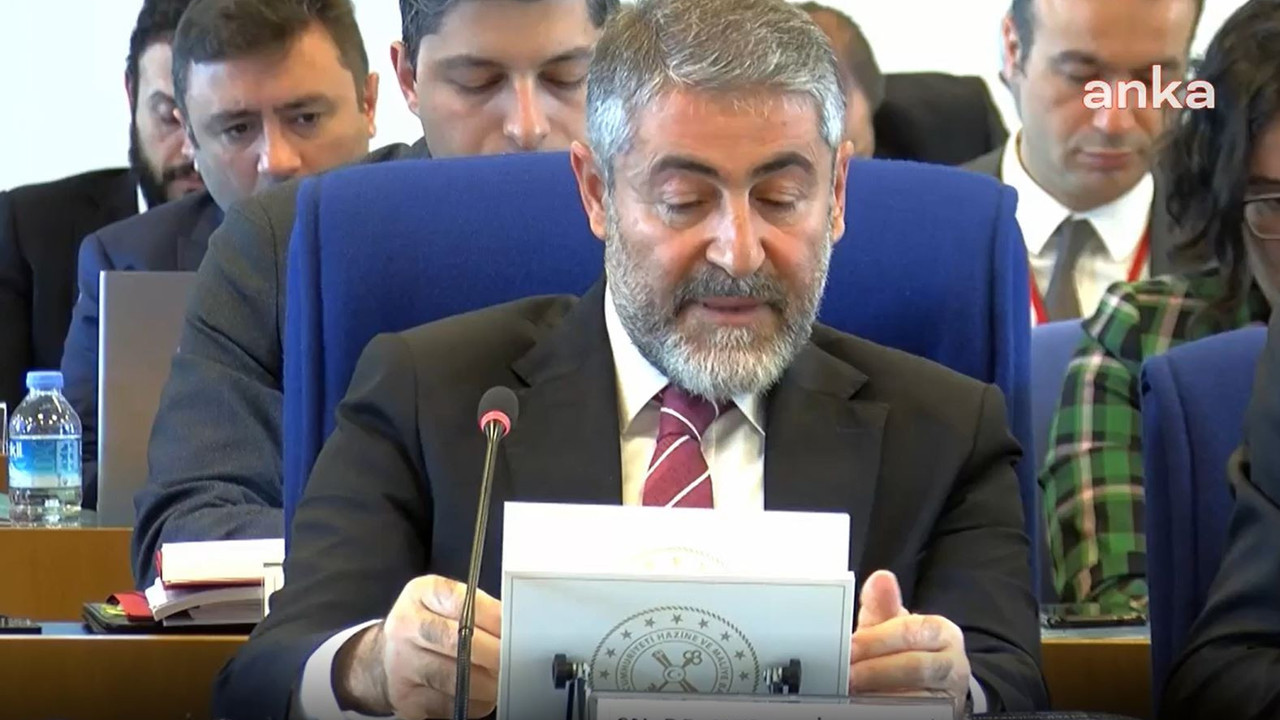 Bakan Nureddin Nebati'ye Meclis'te büyük tepki. Pankartlarla protesto ettiler