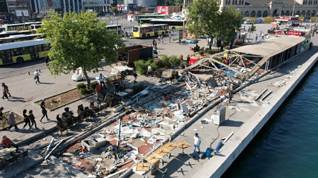 İBB Üsküdar Salacak ile Kadıköy sahillerindeki kaçak büfeleri yıktı