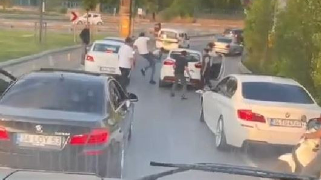 Trafikte tekmeli kemerli kavga kamerada