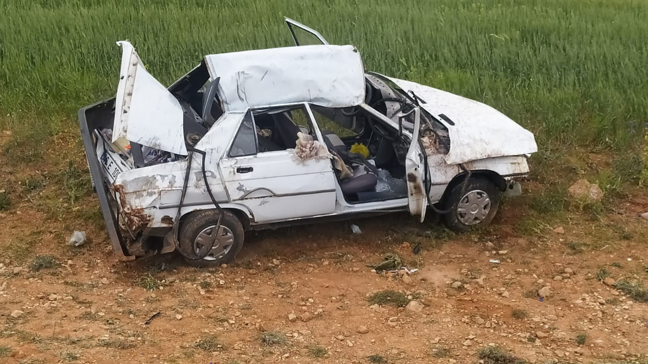 Sivas'ta direksiyon hakimiyetini kaybeden otomobil yoldan çıkarak takla attı: 1’i ağır 3 yaralı