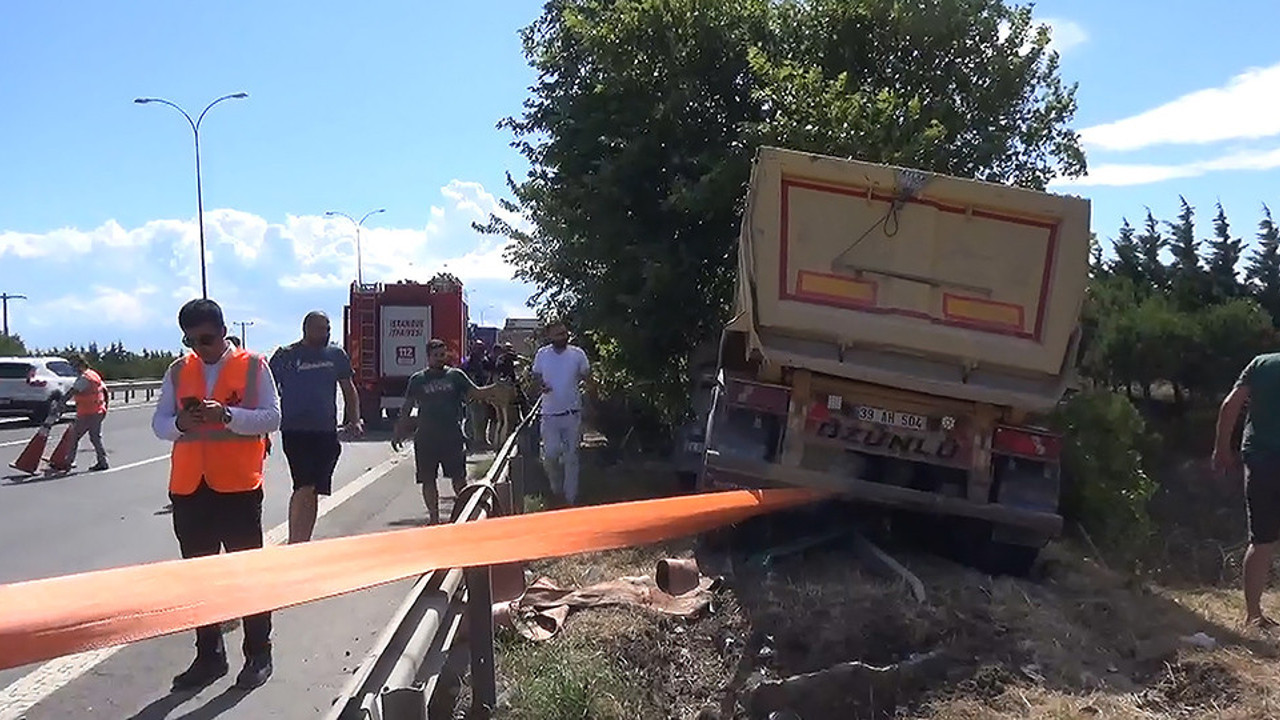 Hafriyat kamyonu ağaca takılıp duvarda asılı kaldı