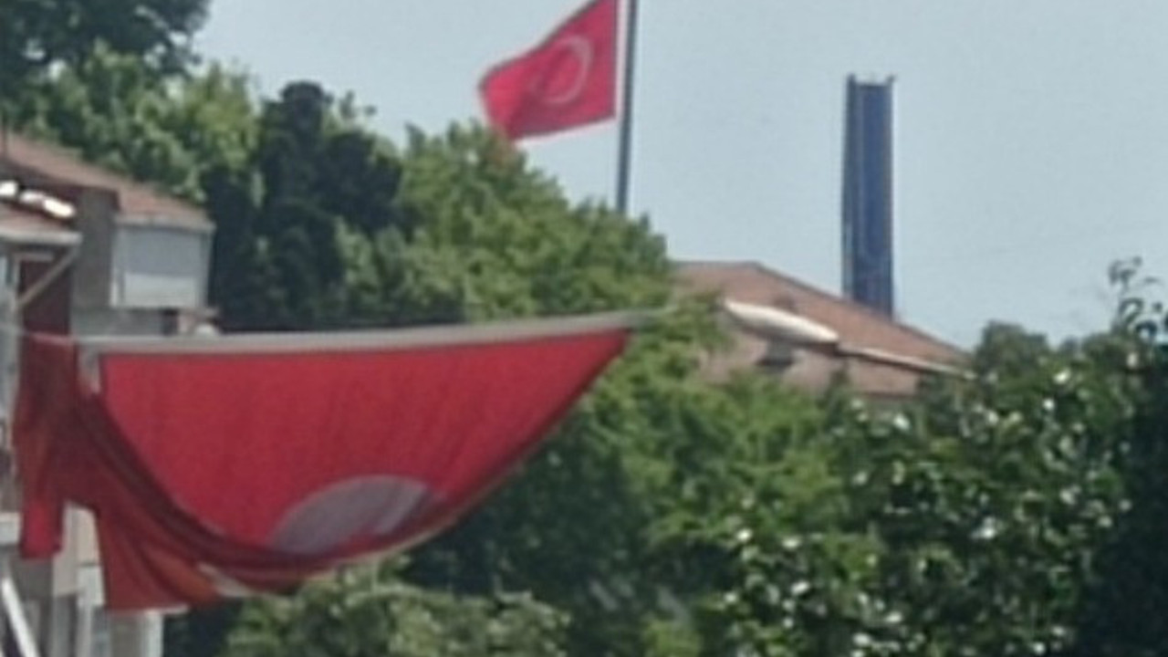 Selimiye Kışlası’ndaki Türk bayrağı yarıya indirildi mi. Bakanlıktan açıklama geldi