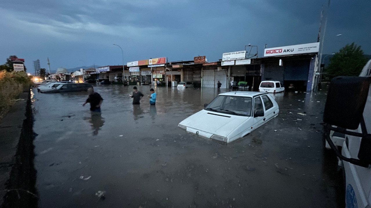 Osmaniye'de yollar göle döndü: Araçlar su altında kaldı
