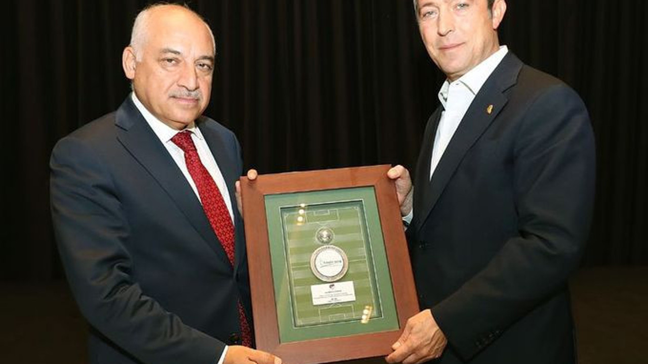 Ali Koç FETÖ göndermesi yaptığı Büyükekşi'ye bu kez plaket verdi