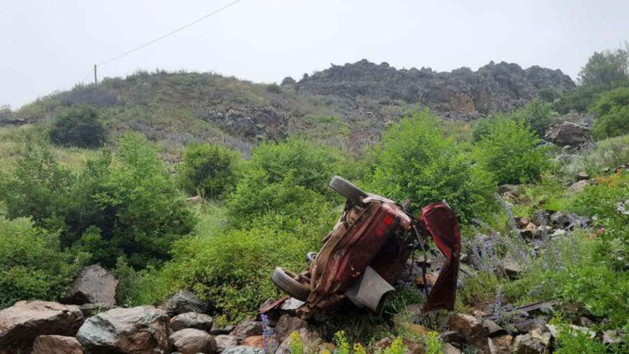 Viraja alamadı 80 metrelik uçuruma yuvarlandı: 1 ölü