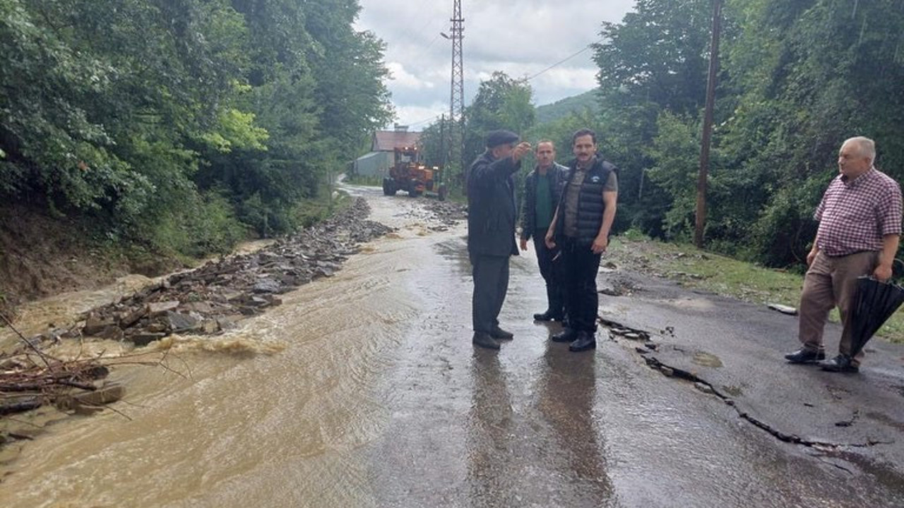 Yaz yağmuru karayolunu göle çevirdi