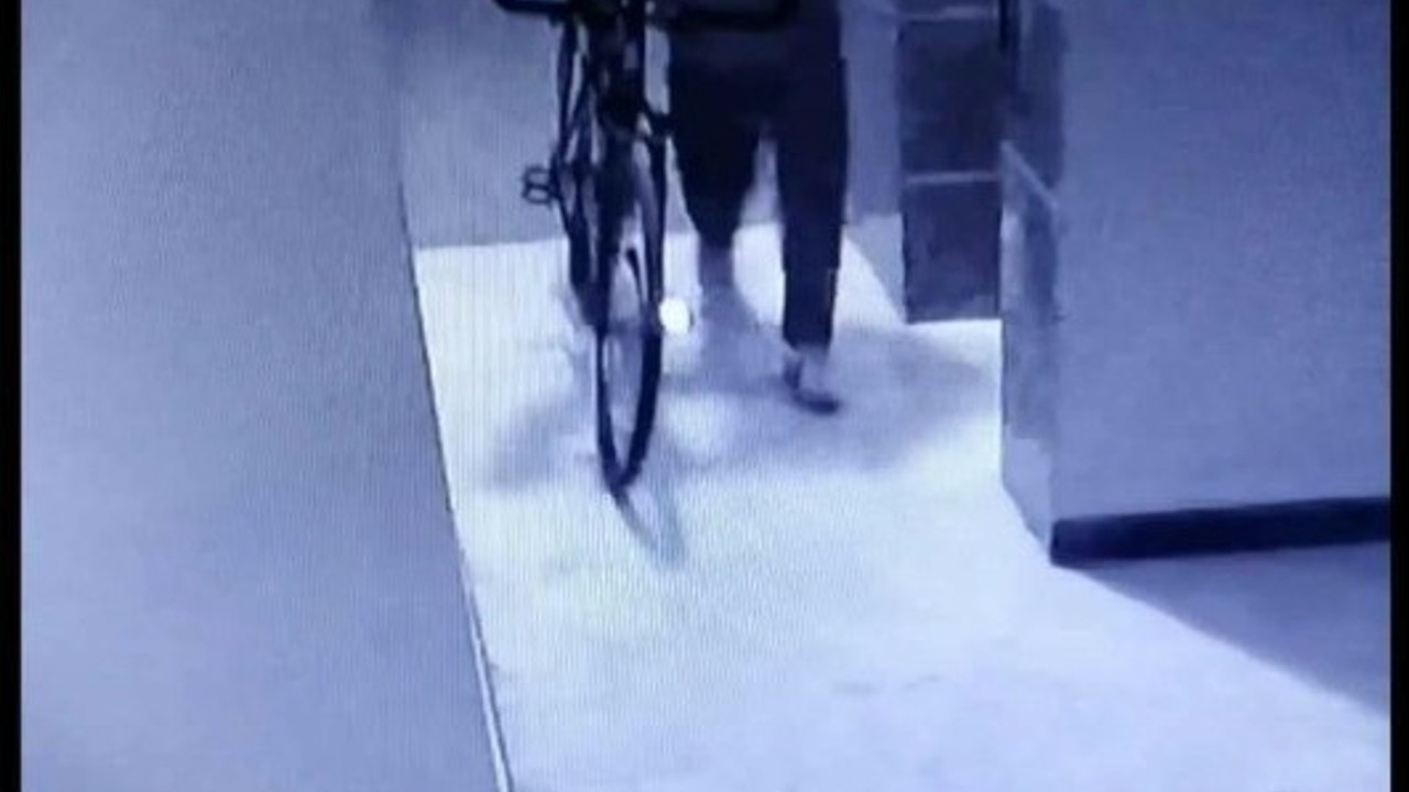 Apartman garajındaki bisikleti çalıp kayıplara karıştı