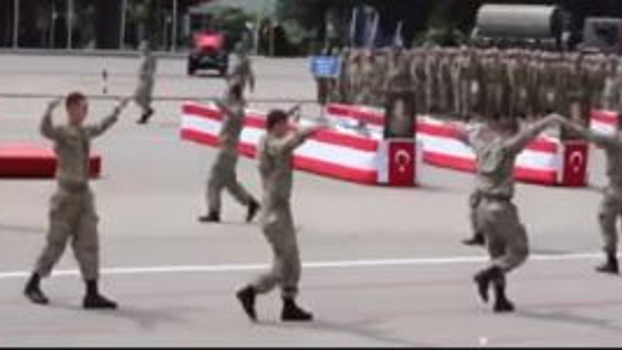 Sizi yaradana kurban oluruz. Atalarının izindeki Mehmetçikler Yemin Töreninde Zeybek oynadı