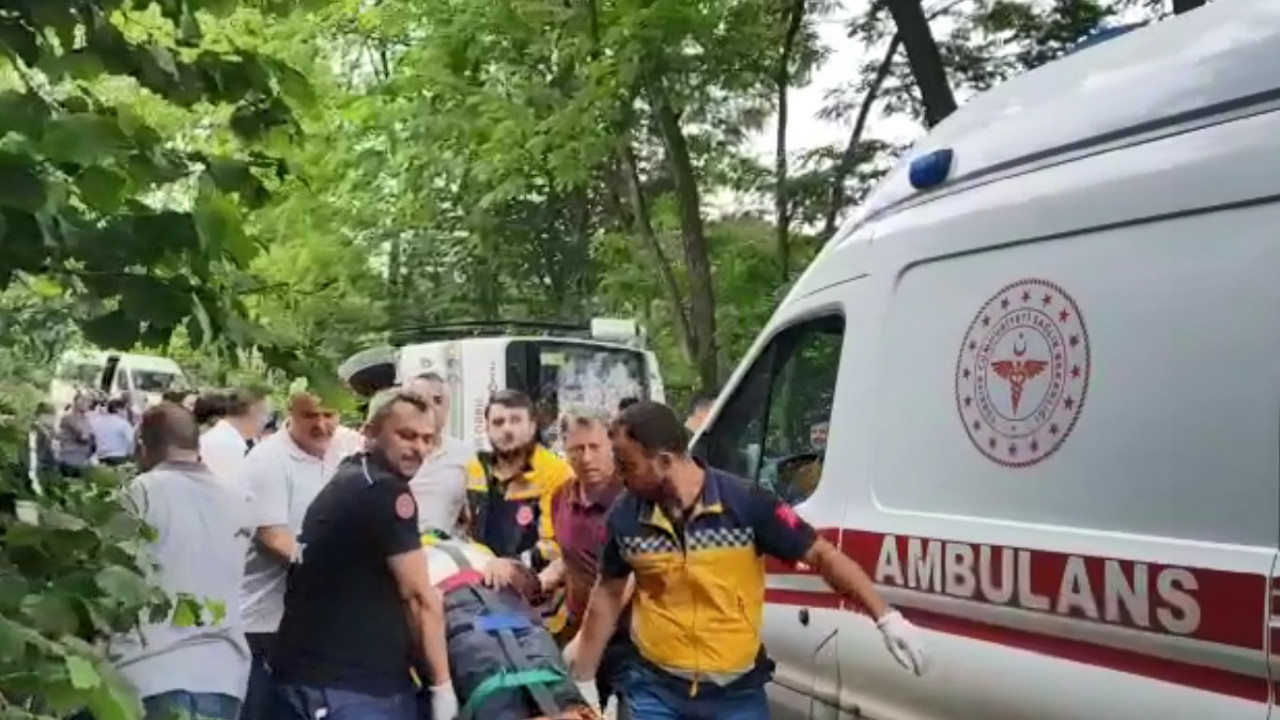 Dekanları taşıyan otobüs kaza yaptı: 1 dekan öldü, 19 yaralı