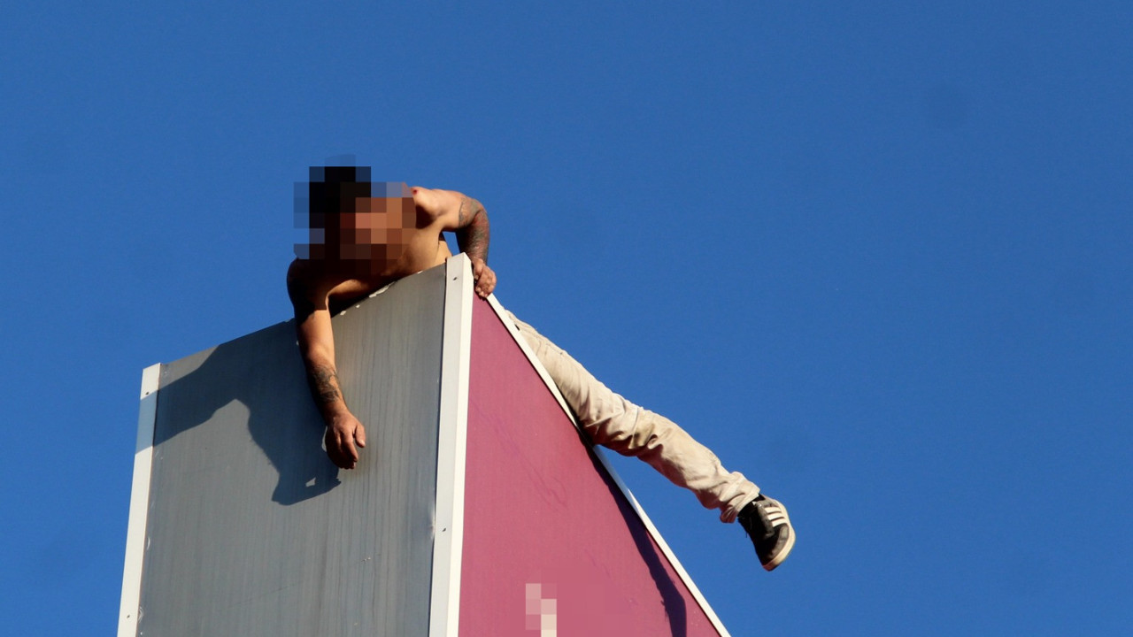 Çatıdan atlamak isteyen şahsı kokoreçle ikna etmeye çalıştılar