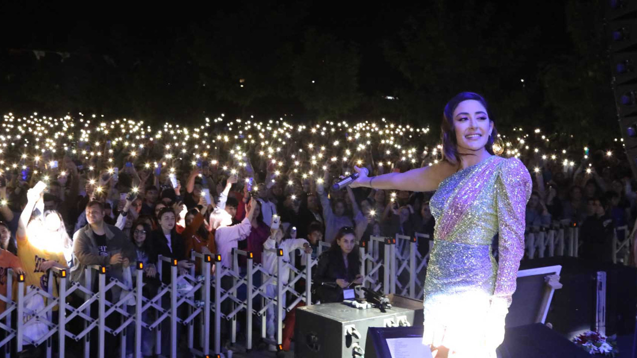 Ankara'da Melek Mosso konserinde binlerce genç Yaşa Mustafa Kemal Paşa Yaşa diye bağırdı. Yer gök inledi