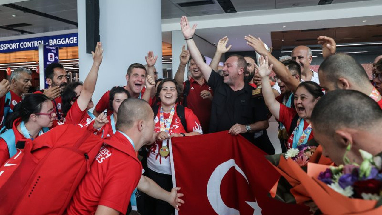 Özel sporcular yurda döndü. Takım halinde dünya şampiyonu oldular