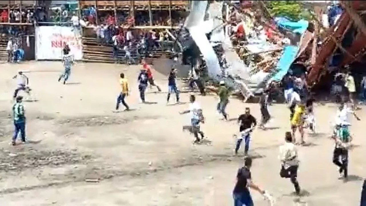 Kolombiya'da boğa güreşi etkinliğinde tribün çöktü. İşte o anlar