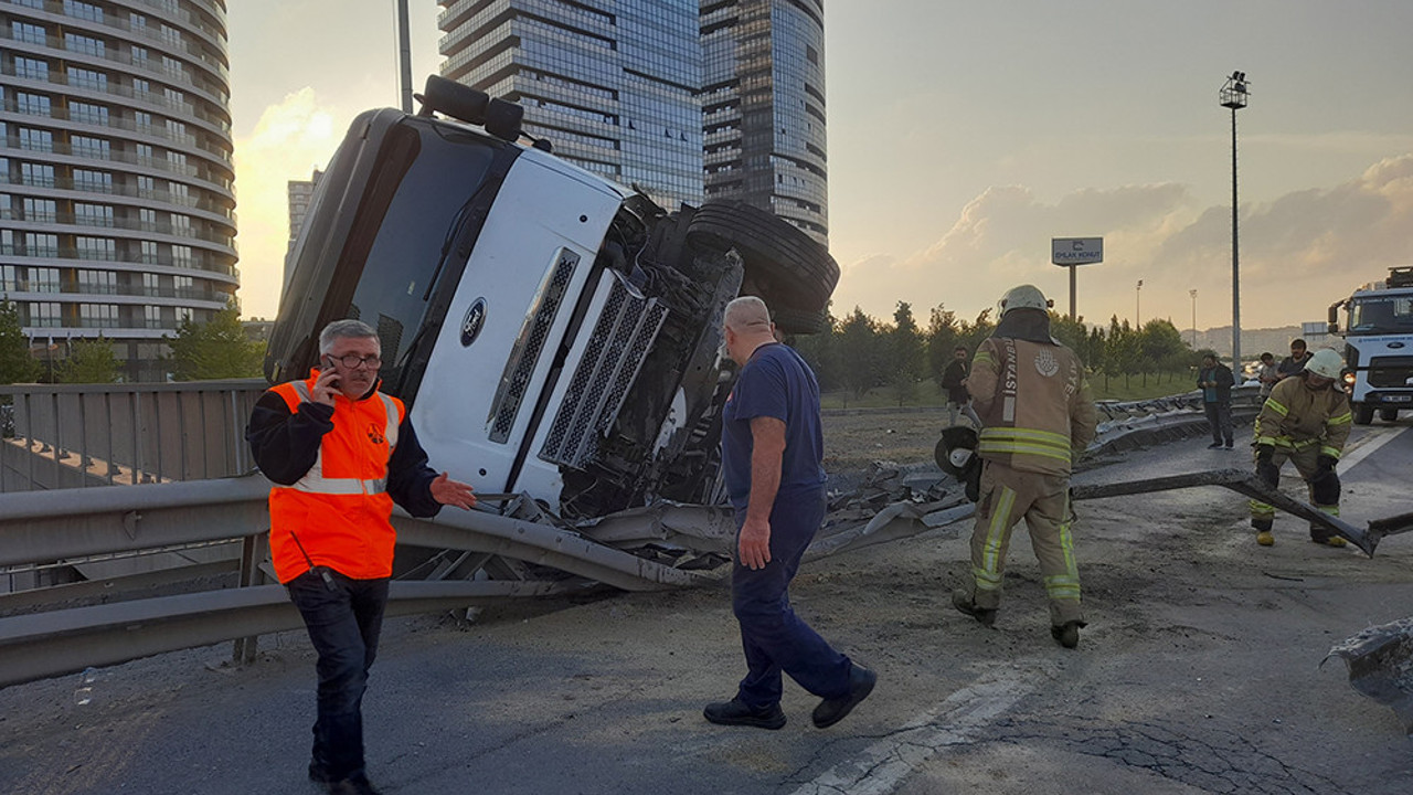 Emniyet şeridindeki İETT otobüsüne çarpan kamyon devrildi