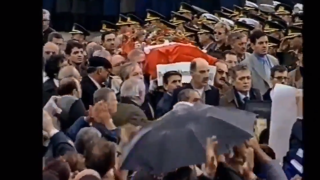 Ahmet Taner Kışlalı öldürülünce Romanya gezisini yarıda kesip cenazeye gelmişti. Bir dönemin efsane Genelkurmay Başkanıydı. Tüm subaylara üniformayla cenazeye katılma emri vermişti. İşte o görüntüler