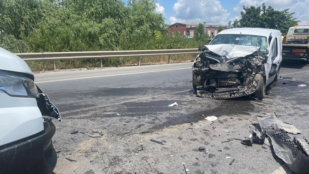 Sancaktepe’de 2 araç kafa kafaya çarpıştı 2 yaralı