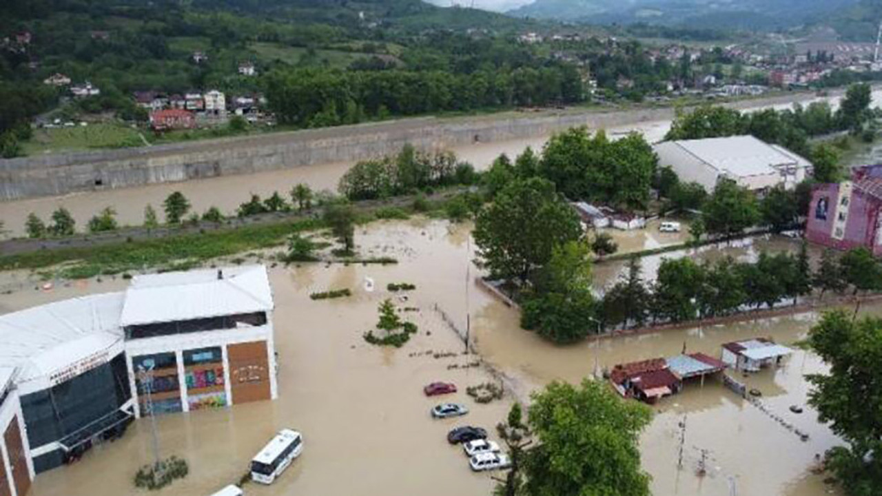 Bartın’ı sel vurdu. Yollar göle döndü, ev ve iş yerleri sular altında kaldı